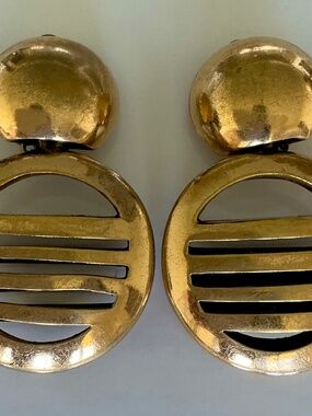 VINTAGE STEVE VAUBEL SIGNED MODERNIST DOORKNOCKER DANGLE EARRINGS GOLD METAL